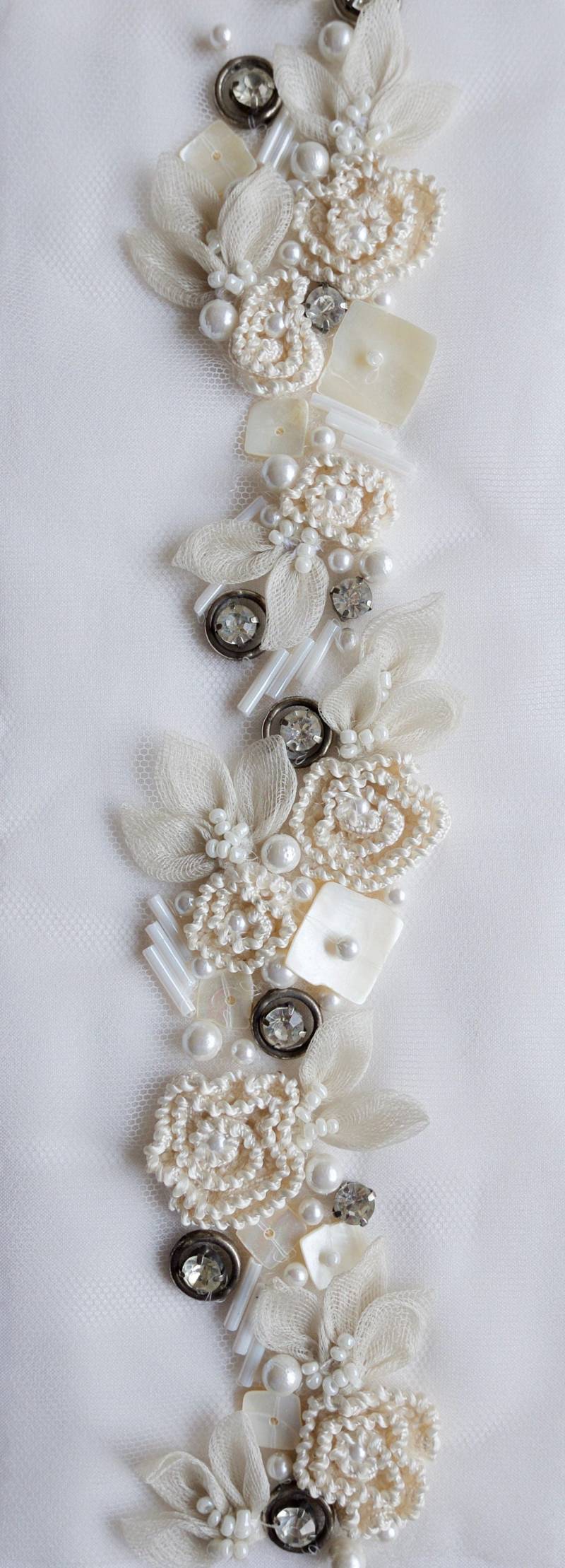 Handgefertigte Trim Mit Band Blumen, Seide Organza Blätter Und Kristalle Einem Antiken Umkreist Handgefertigte Trim Mit Band Blumen, Seide Organza Blätter Und Kristalle Einem Antiken Umkreist von HandmadeByExotica