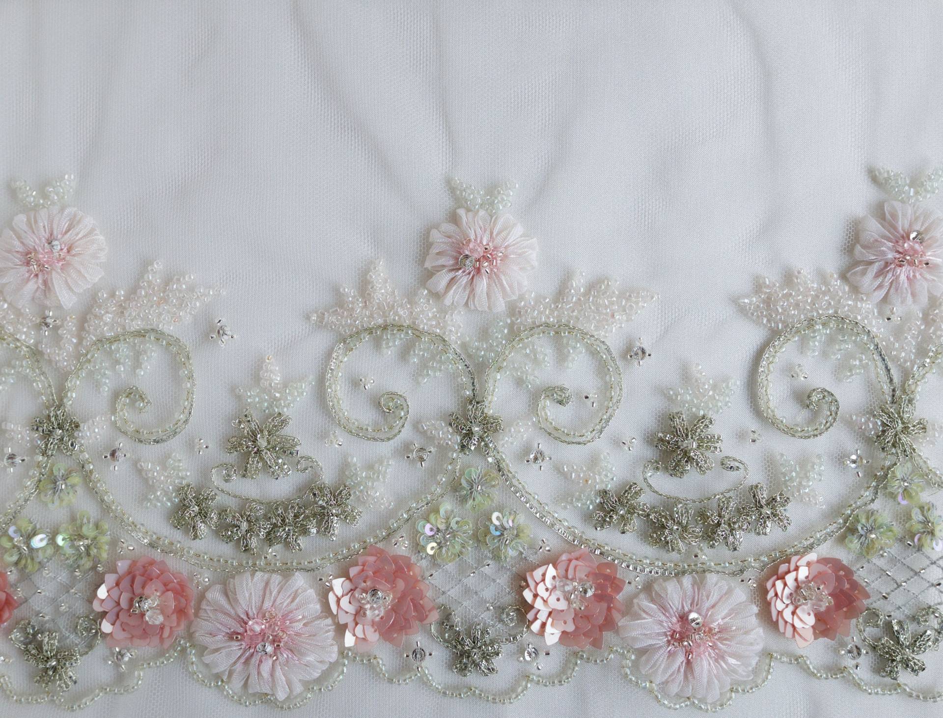 Handgefertigte Trim Mit Blumen Aus Oliven-Metall-Band, Blass Rosa Organza Band Und Zwiebel Herzförmige Pailletten Handgefertigte Trim Mit Blumen Aus Oliven-Metall-Band, Blass Rosa Organza Band Und Zwiebel Herzförmige Pailletten von HandmadeByExotica