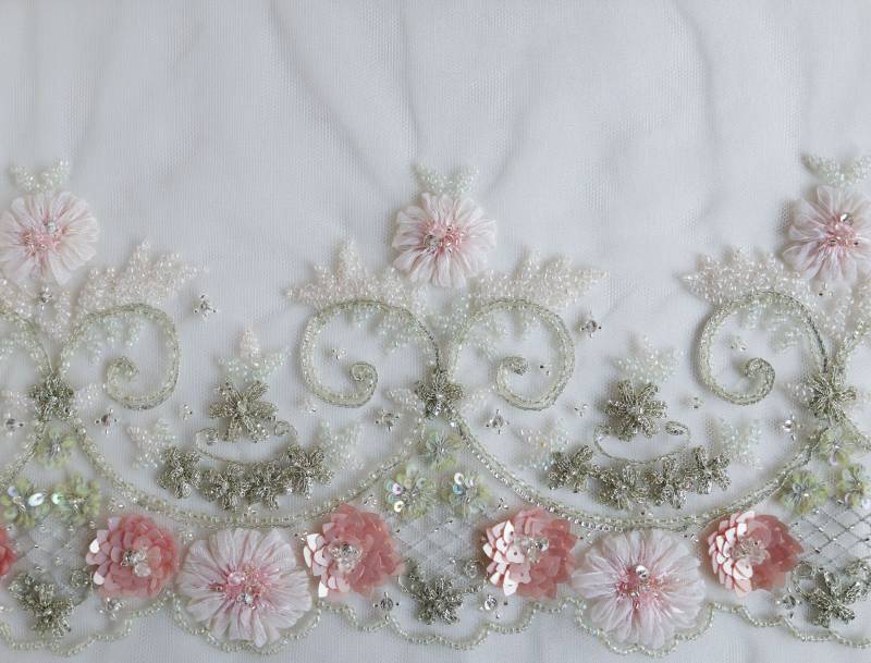 Handgefertigte Trim Mit Blumen Aus Oliven-Metall-Band, Blass Rosa Organza Band Und Zwiebel Herzförmige Pailletten Handgefertigte Trim Mit Blumen Aus Oliven-Metall-Band, Blass Rosa Organza Band Und Zwiebel Herzförmige Pailletten von HandmadeByExotica