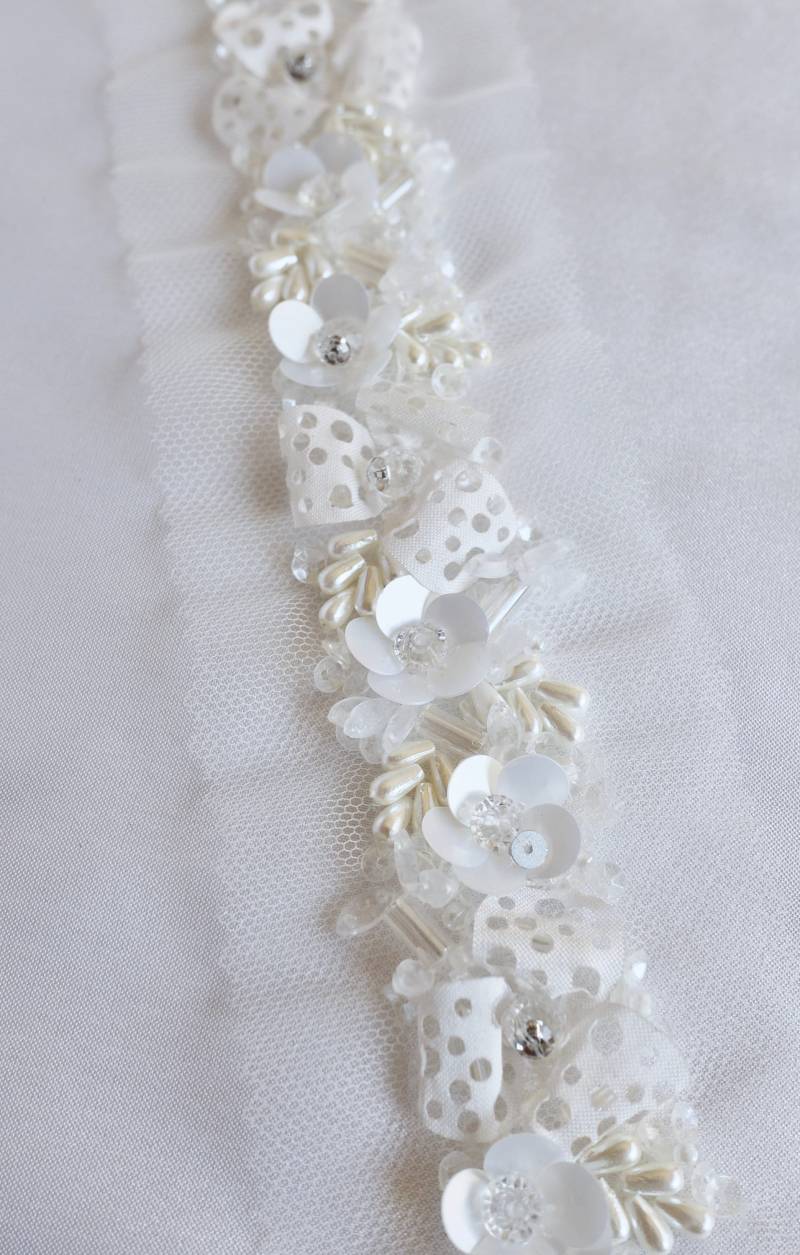 Handgefertigte Trim Mit Gepunkteten Tafetta Pailletten, Kristalle Und Regentropfen Perlen Handgefertigte Trim Mit Gepunkteten Tafetta Pailletten, Kristalle Und Regentropfen Perlen von HandmadeByExotica