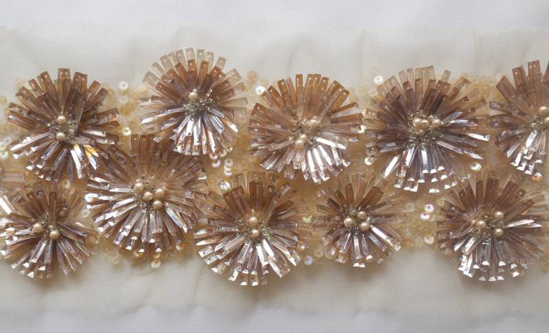 Handgefertigte Trim Mit Herrlichen Blumen Im Relief Handgefertigte Trim Mit Herrlichen Blumen Im Relief von HandmadeByExotica