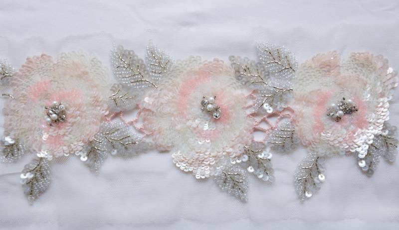 Handgefertigte Trim Mit Pailletten Rosen in Rosa Und Grau Handgefertigte Trim Mit Pailletten Rosen in Rosa Und Grau von HandmadeByExotica