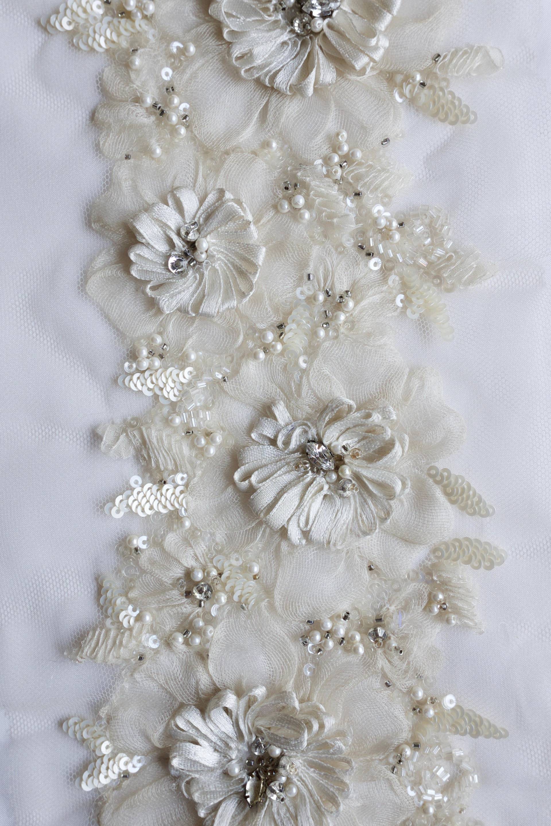 Handgefertigte Trim Mit Seide Organza Blumen, Bänder Und Perlen Handgefertigte Trim Mit Seide Organza Blumen, Bänder Und Perlen von HandmadeByExotica
