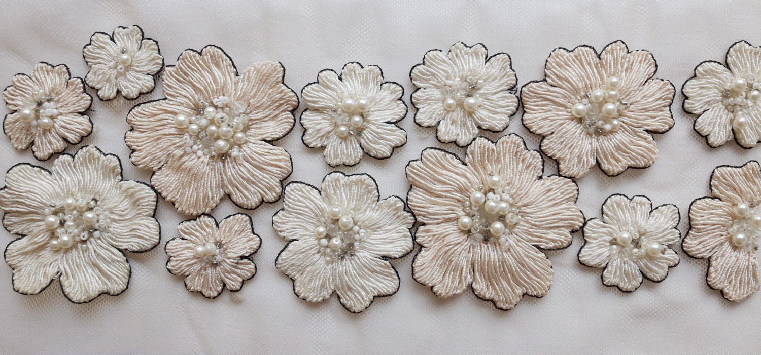Handgefertigte Trim Mit Verdrehten Faden Blumen Und Perlen Handgefertigte Trim Mit Verdrehten Faden Blumen Und Perlen von HandmadeByExotica