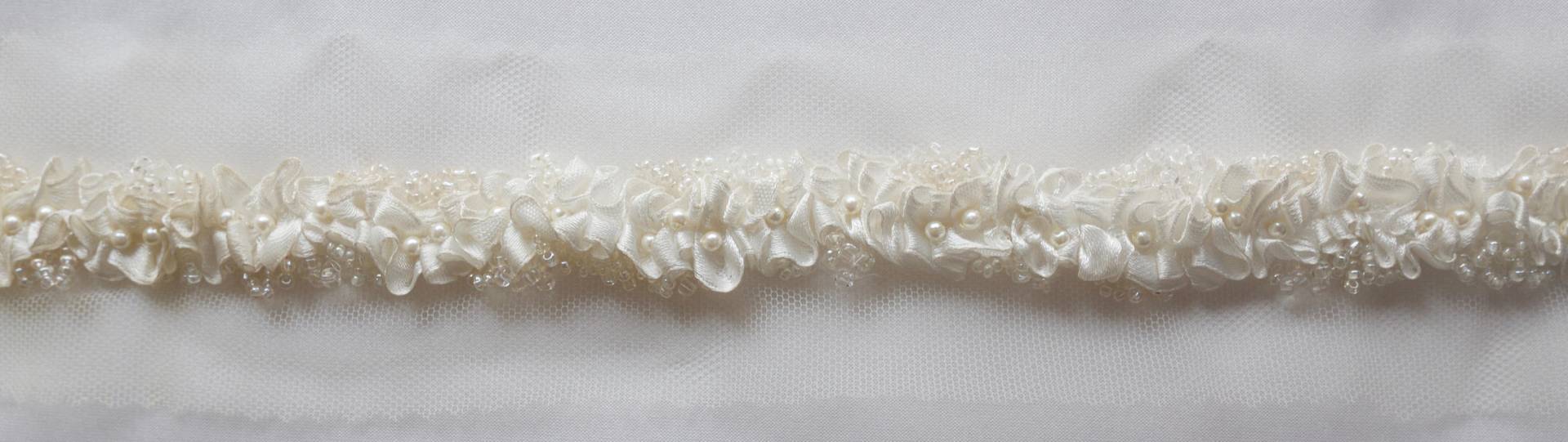 Handgefertigte Trim Mit Zerkleinerten Satinband Und Perlen Handgefertigte Trim Mit Zerkleinerten Satinband Und Perlen von HandmadeByExotica