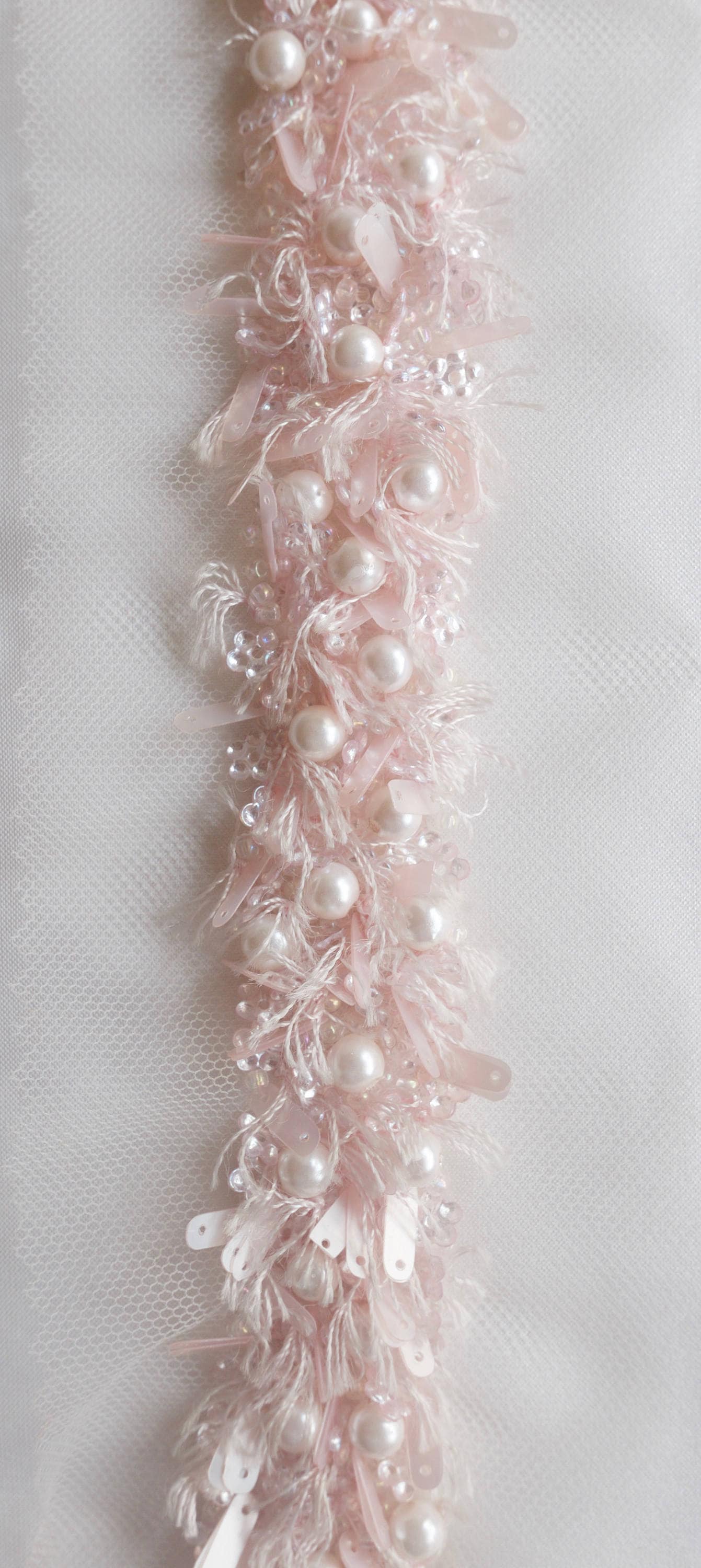 Handgefertigte Trimmung Mit Büscheln Aus Rosa Faden Und Baumelnden Pailletten Handgefertigte Trimmung Mit Büscheln Aus Rosa Faden Und Baumelnden Pailletten von HandmadeByExotica