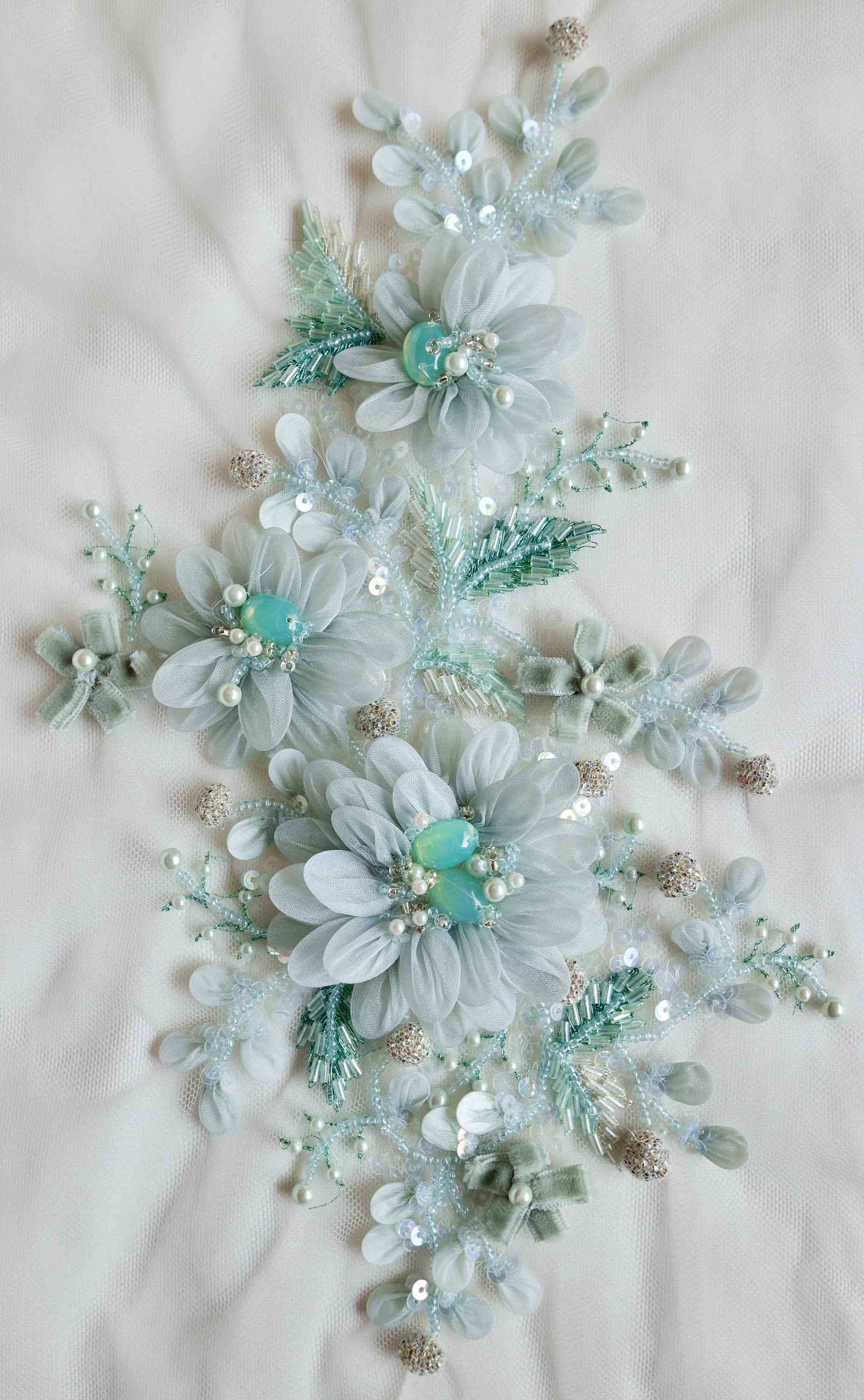 Handgefertigtes Motiv Aus Organza Und Samtblumen in Einem Zarten Surfgrün Handgefertigtes Motiv Aus Organza Und Samtblumen in Einem Zarten Surfgrün von HandmadeByExotica