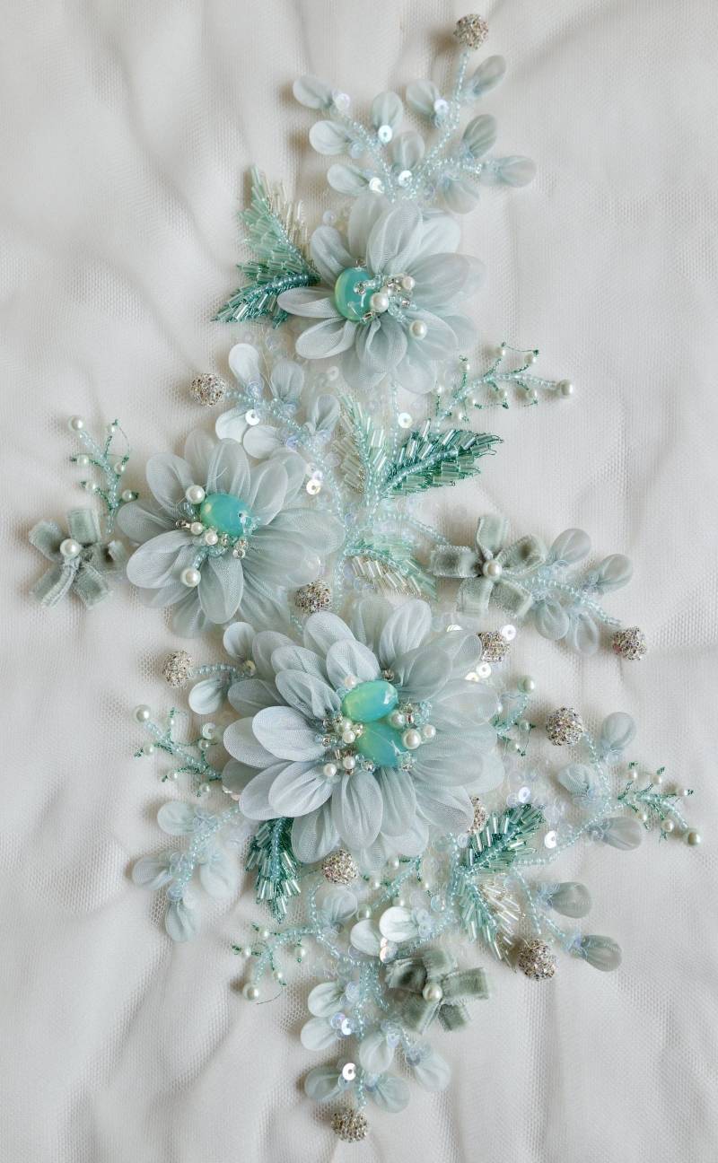 Handgefertigtes Motiv Aus Organza Und Samtblumen in Einem Zarten Surfgrün Handgefertigtes Motiv Aus Organza Und Samtblumen in Einem Zarten Surfgrün von HandmadeByExotica