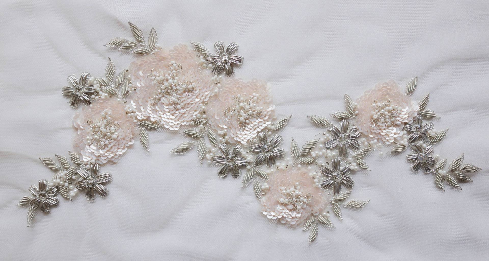 Handgefertigtes Motiv Mit Blassrosa Paillettenblumen Und Silberdrahtstickerei Handgefertigtes Motiv Mit Blassrosa Paillettenblumen Und Silberdrahtstickerei von HandmadeByExotica