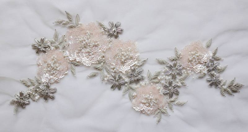 Handgefertigtes Motiv Mit Blassrosa Paillettenblumen Und Silberdrahtstickerei Handgefertigtes Motiv Mit Blassrosa Paillettenblumen Und Silberdrahtstickerei von HandmadeByExotica