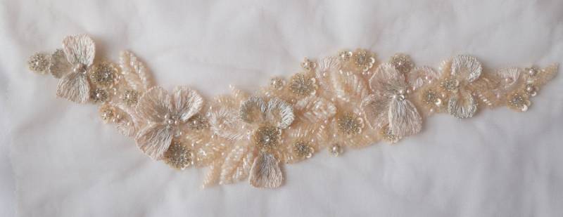 Handgefertigtes Motiv Mit Fadenapplikationblumen Und Perlen Handgefertigtes Motiv Mit Fadenapplikationblumen Und Perlen von HandmadeByExotica