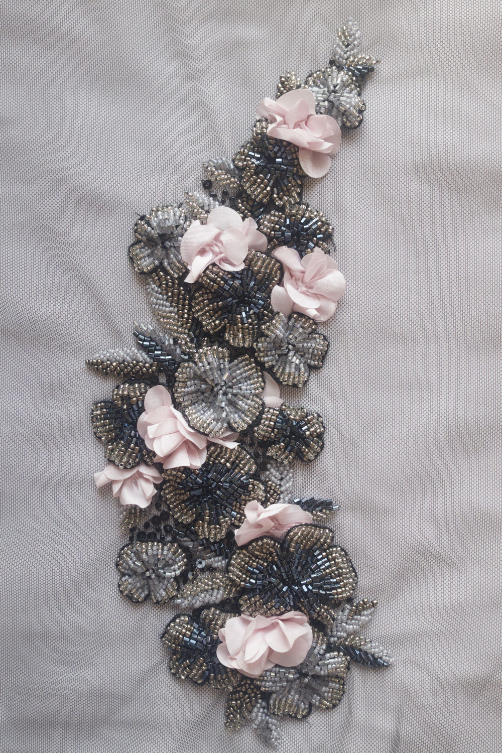 Handgefertigtes Motiv Mit Perlenapplikationsblumen Handgefertigtes Motiv Mit Perlenapplikationsblumen von HandmadeByExotica