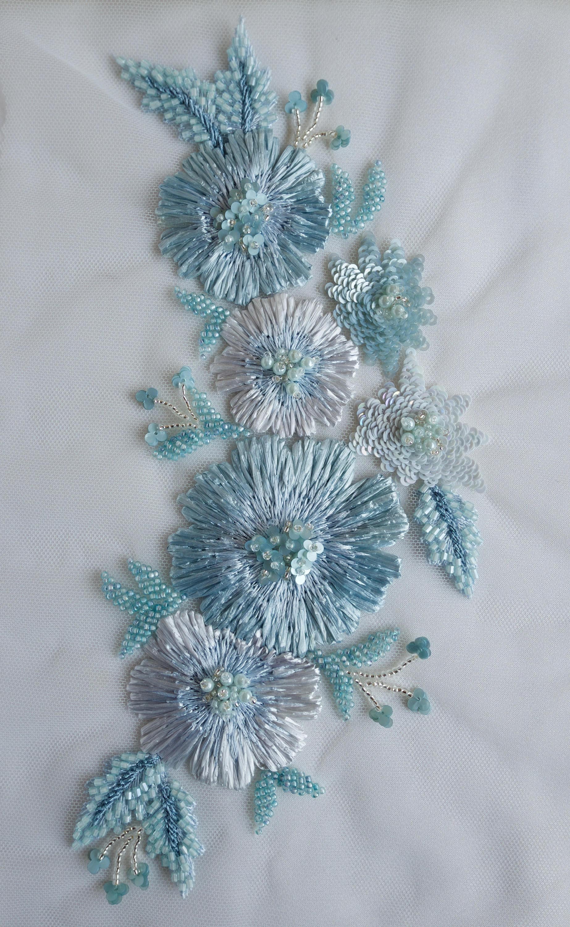 Handgefertigtes Motiv Mit Raffia Und Dreiblättlichen Paillettenblüten in Blau Handgefertigtes Motiv Mit Raffia Und Dreiblättlichen Paillettenblüten in Blau von HandmadeByExotica