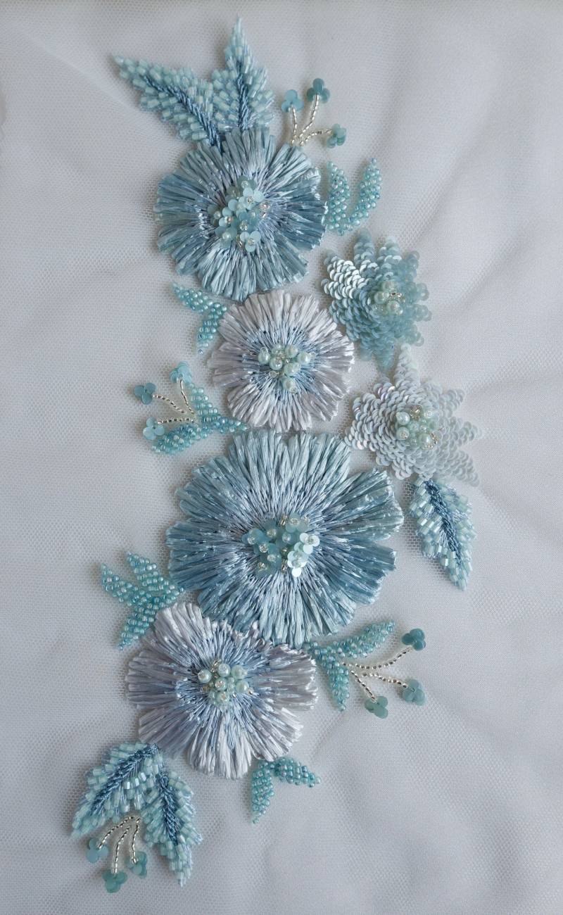 Handgefertigtes Motiv Mit Raffia Und Dreiblättlichen Paillettenblüten in Blau Handgefertigtes Motiv Mit Raffia Und Dreiblättlichen Paillettenblüten in Blau von HandmadeByExotica