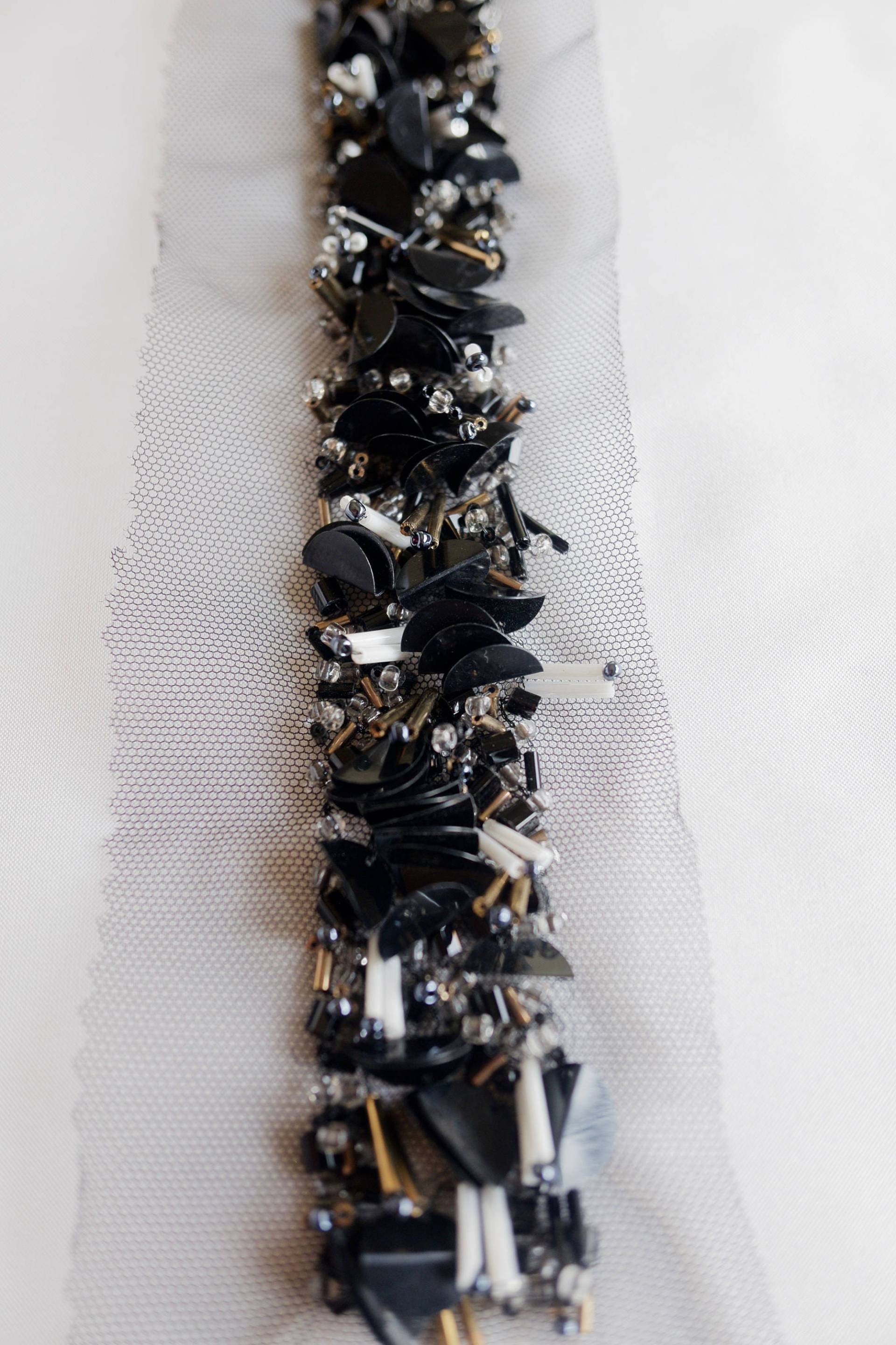 Handgemachte Borte Für Die Nacht Mit Gedrehten Schwarzen Pailletten Und Langbeinigen Bronze - Elfenbeinperlen Handgemachte Borte Für Die Nacht Mit Gedrehten Schwarzen Pailletten Und Langbeinigen Bronze - Elfenbeinperlen von HandmadeByExotica