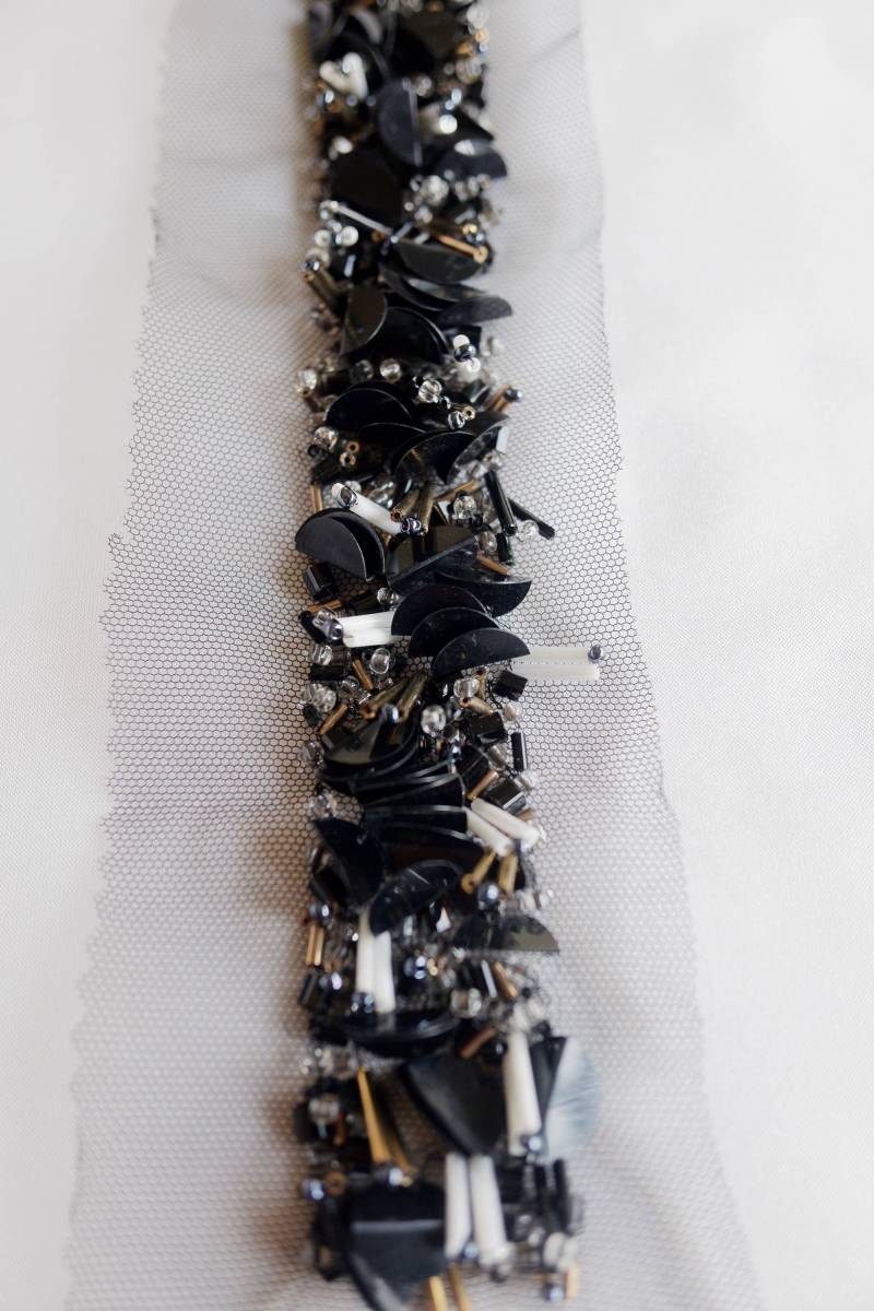 Handgemachte Borte Für Die Nacht Mit Gedrehten Schwarzen Pailletten Und Langbeinigen Bronze - Elfenbeinperlen Handgemachte Borte Für Die Nacht Mit Gedrehten Schwarzen Pailletten Und Langbeinigen Bronze - Elfenbeinperlen von HandmadeByExotica