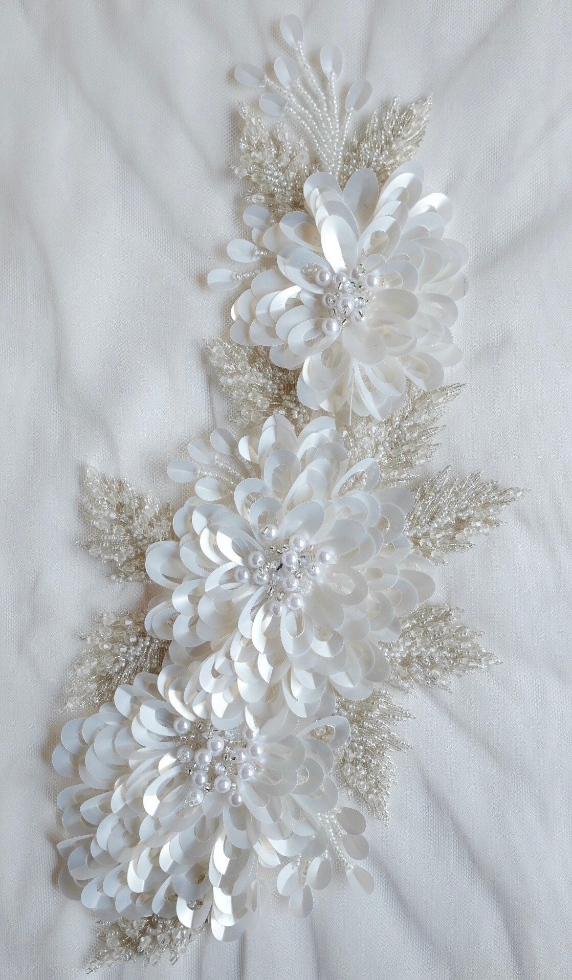 Handgemachte Hochzeit Applikation Mit Blumen Von Ovalen Pailletten Im Relief Handgemachte Hochzeit Applikation Mit Blumen Von Ovalen Pailletten Im Relief von HandmadeByExotica