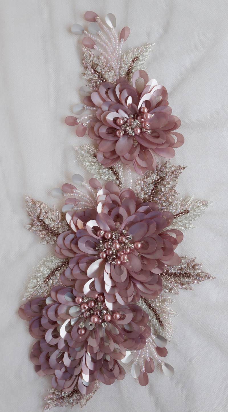 Handgemachtes Motiv Mit Lavendelblumen Aus Ovalen Pailletten Im Relief Handgemachtes Motiv Mit Lavendelblumen Aus Ovalen Pailletten Im Relief von HandmadeByExotica