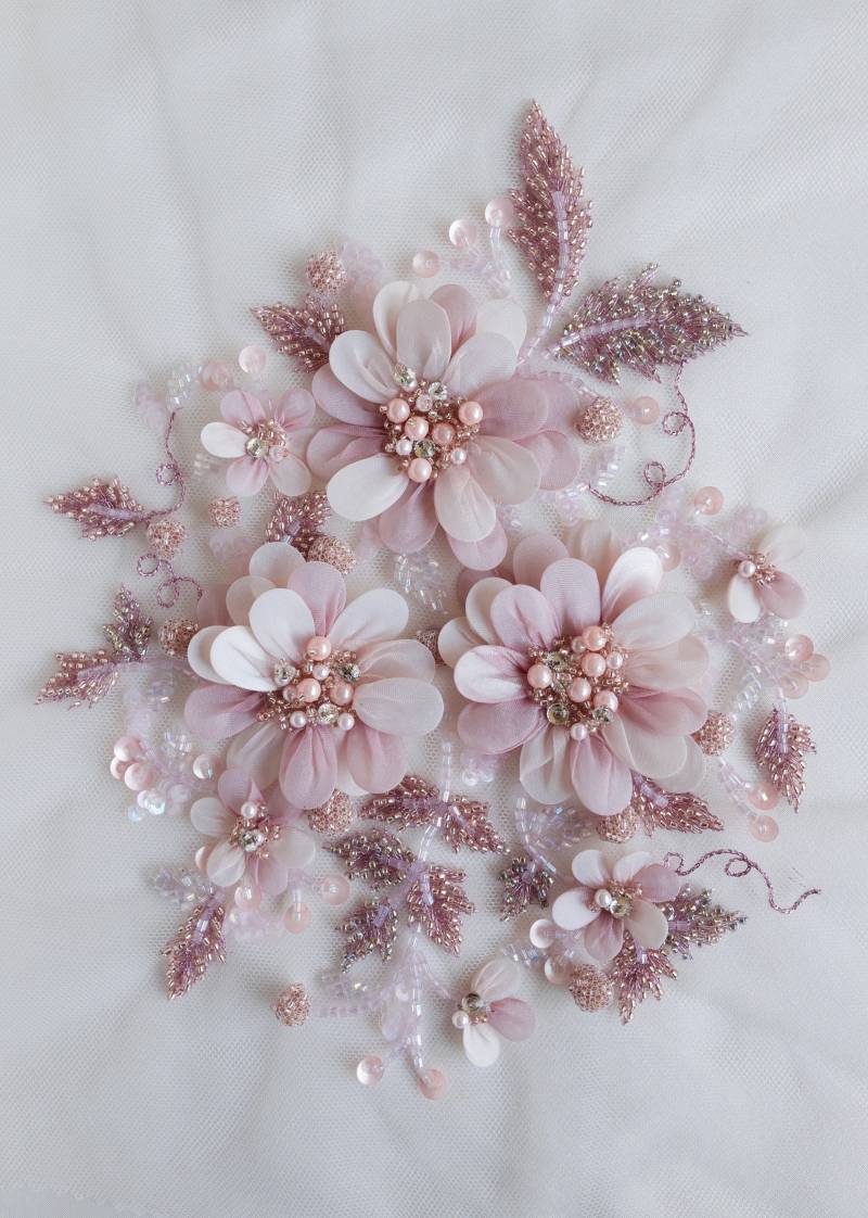 Handgemachtes Motiv Mit Perlen, Funkelnden Kugeln Aus Glasperlen Und Blütenblättern in Organza Gewickelt Handgemachtes Motiv Mit Perlen, Funkelnden Kugeln Aus Glasperlen Und Blütenblättern in Organza Gewickelt von HandmadeByExotica