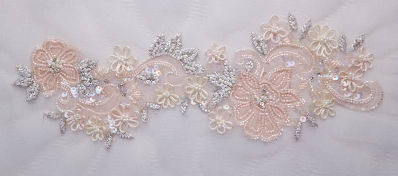 Handgemachtes Motiv Mit Zarten Pfirsich Organza Applikationen Blumen von HandmadeByExotica