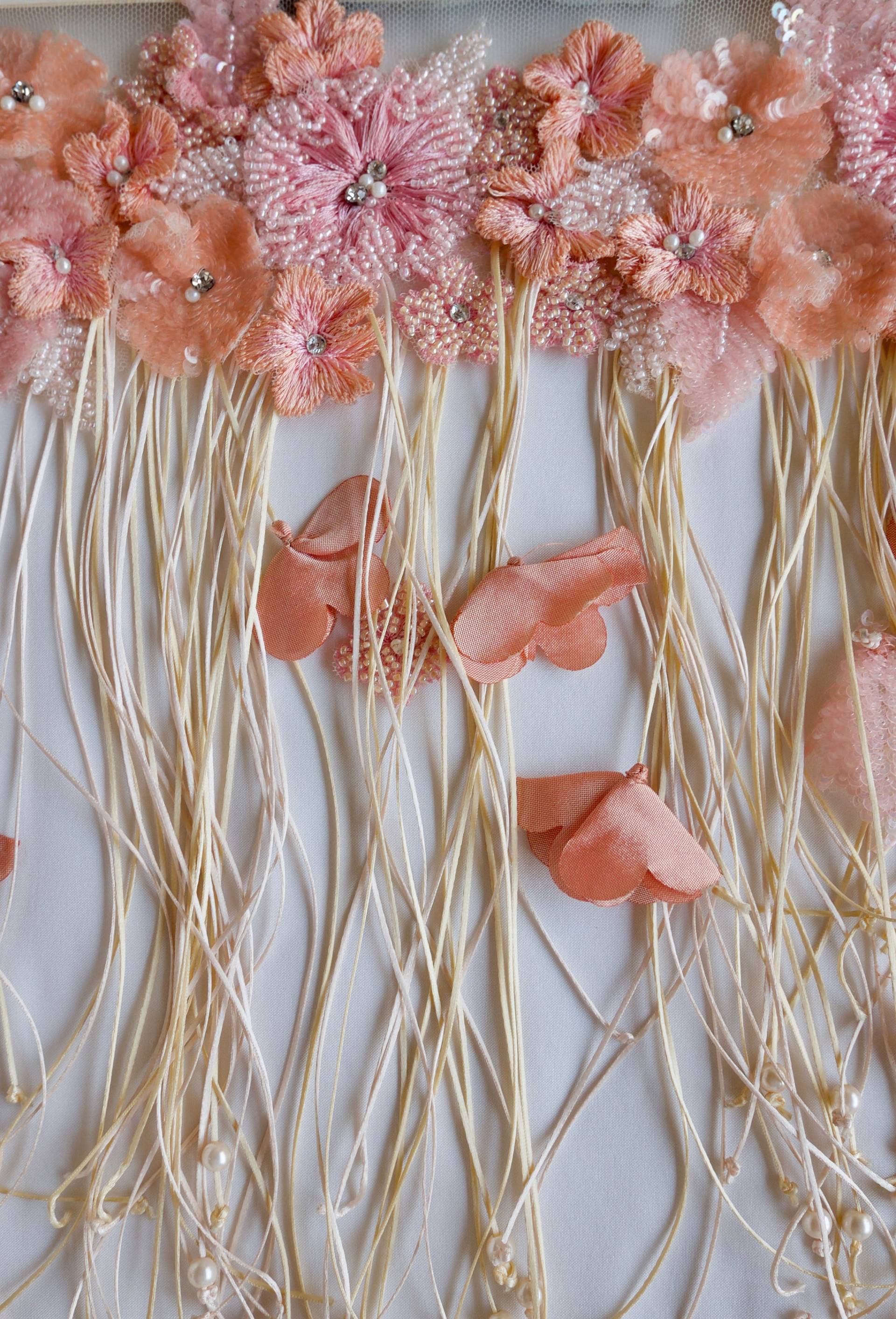 Handperlen-Füllhorn Aus Applikationsblumen Und Quasten Handperlen-Füllhorn Aus Applikationsblumen Und Quasten von HandmadeByExotica