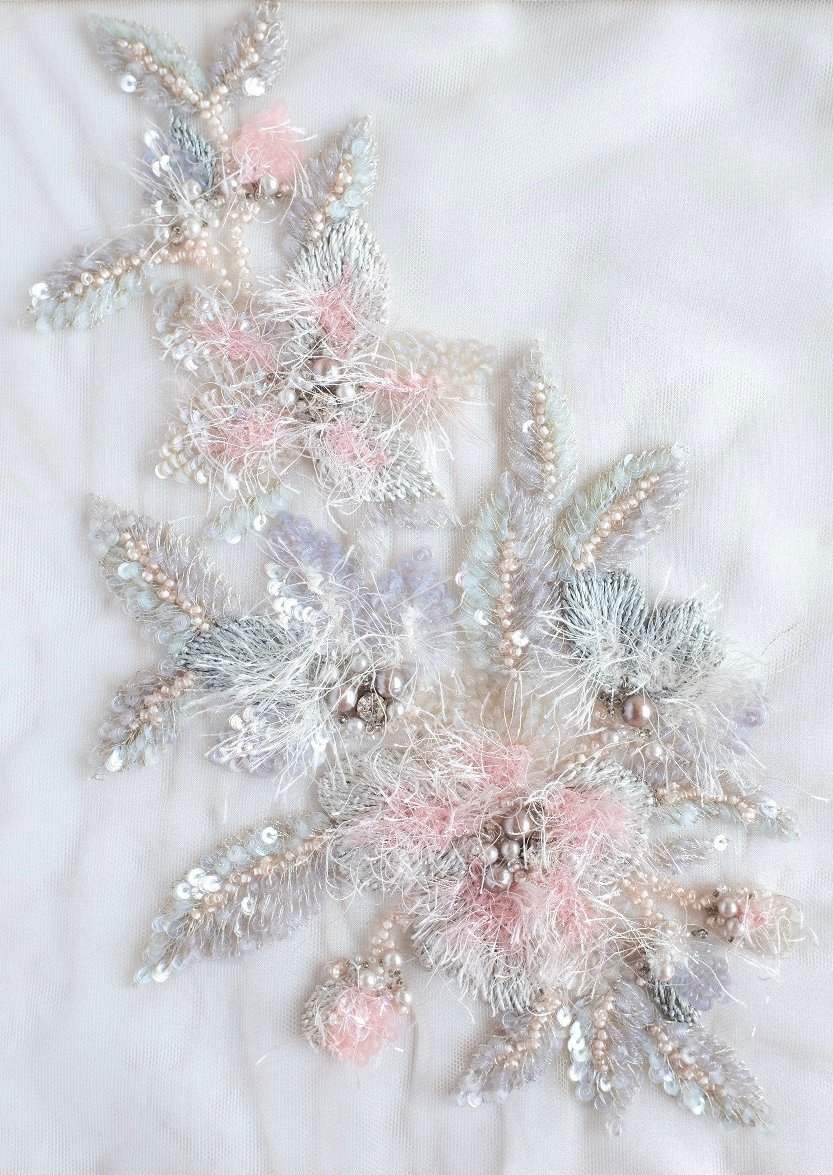 Haute Couture Applikation | Perlenblumen Mit Verschwommenen Stellen in Einer Gedeckten Pastellpalette Haute Couture Applikation | Perlenblumen Mit Verschwommenen Stellen in Einer Gedeckten Pastellpalette von HandmadeByExotica