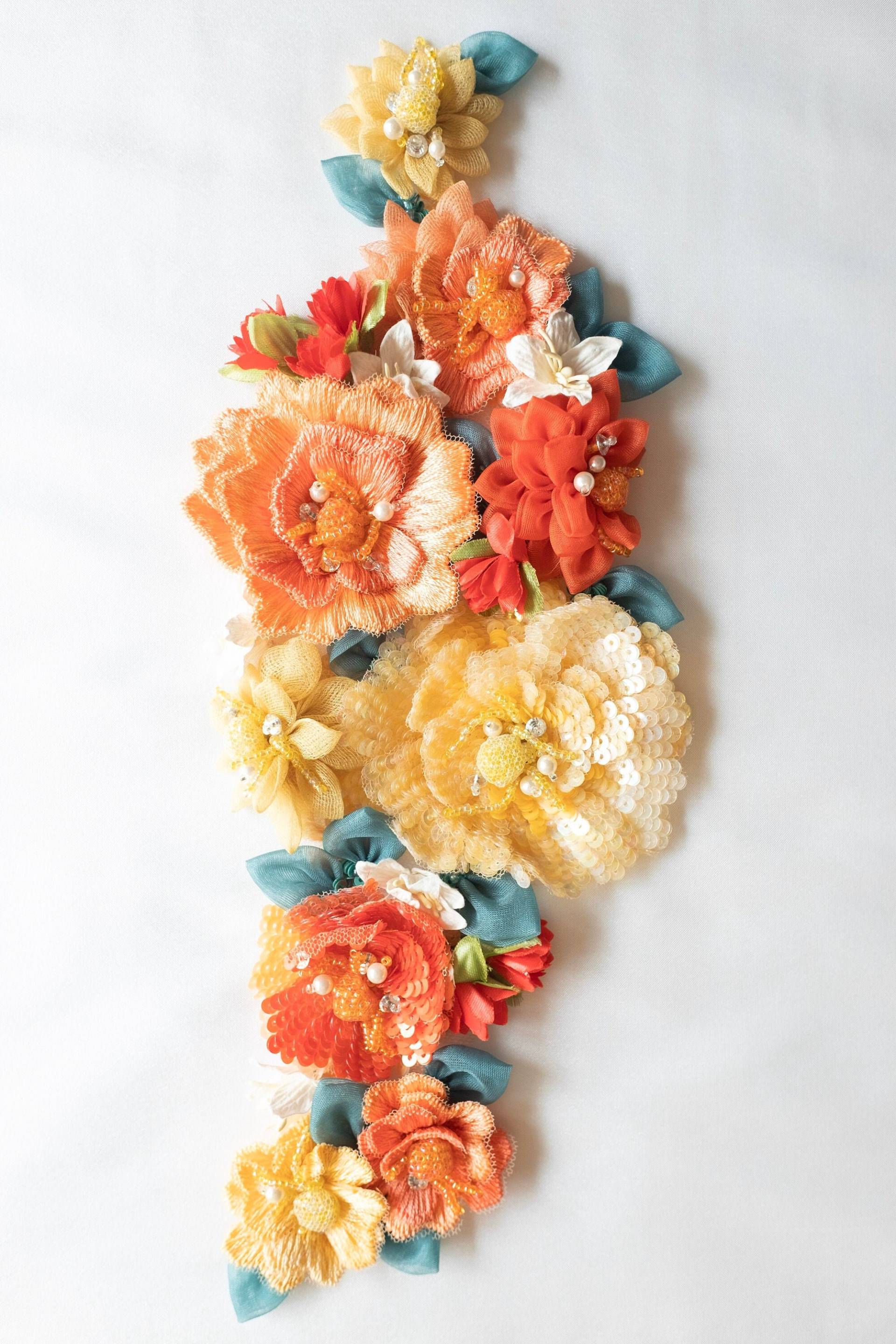 Haute Couture Motiv | 3D Applikation Blumen Aus Pailletten, Fadenarbeit Und Organza in Leuchtenden Gelbtönen Orange Haute Couture Motiv | 3D Applikation Blumen Aus Pailletten, Fadenarbeit Und Organza in Leuchtenden Gelbtönen Orange von HandmadeByExotica