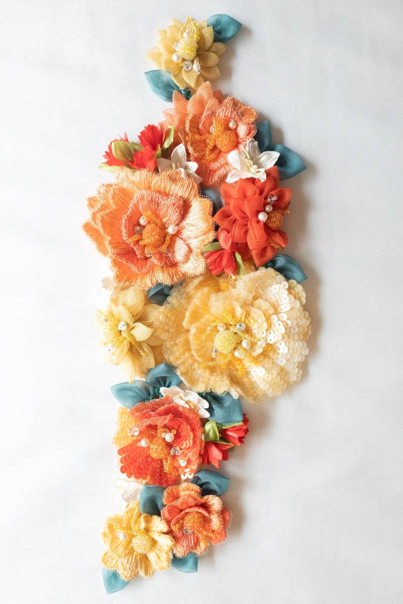 Haute Couture Motiv | 3D Applikation Blumen Aus Pailletten, Fadenarbeit Und Organza in Leuchtenden Gelbtönen Orange Haute Couture Motiv | 3D Applikation Blumen Aus Pailletten, Fadenarbeit Und Organza in Leuchtenden Gelbtönen Orange von HandmadeByExotica