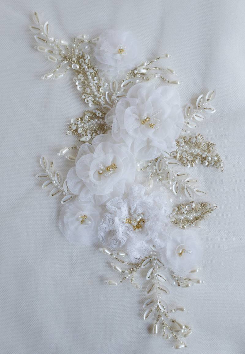 Motiv Mit Einem Strauß Handgefertigter Organza Und Spitzenblumen in Elfenbein Gold Motiv Mit Einem Strauß Handgefertigter Organza Und Spitzenblumen in Elfenbein Gold von HandmadeByExotica