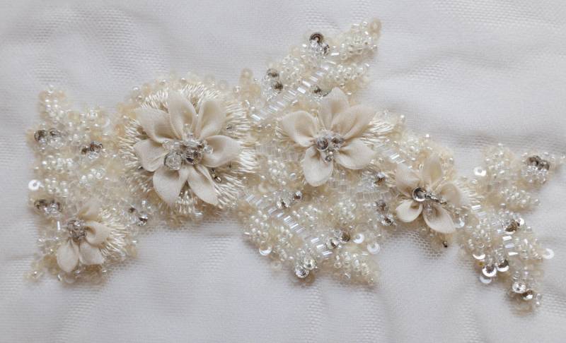 Motiv Mit Handgefertigten Seiden-Organza-Blumen, Perlen Und Kristallen Motiv Mit Handgefertigten Seiden-Organza-Blumen, Perlen Und Kristallen von HandmadeByExotica