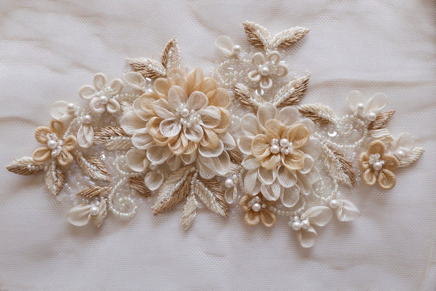 Motiv Mit Handgefertigten Seidenorganza-Blumen Und Perlen Motiv Mit Handgefertigten Seidenorganza-Blumen Und Perlen von HandmadeByExotica