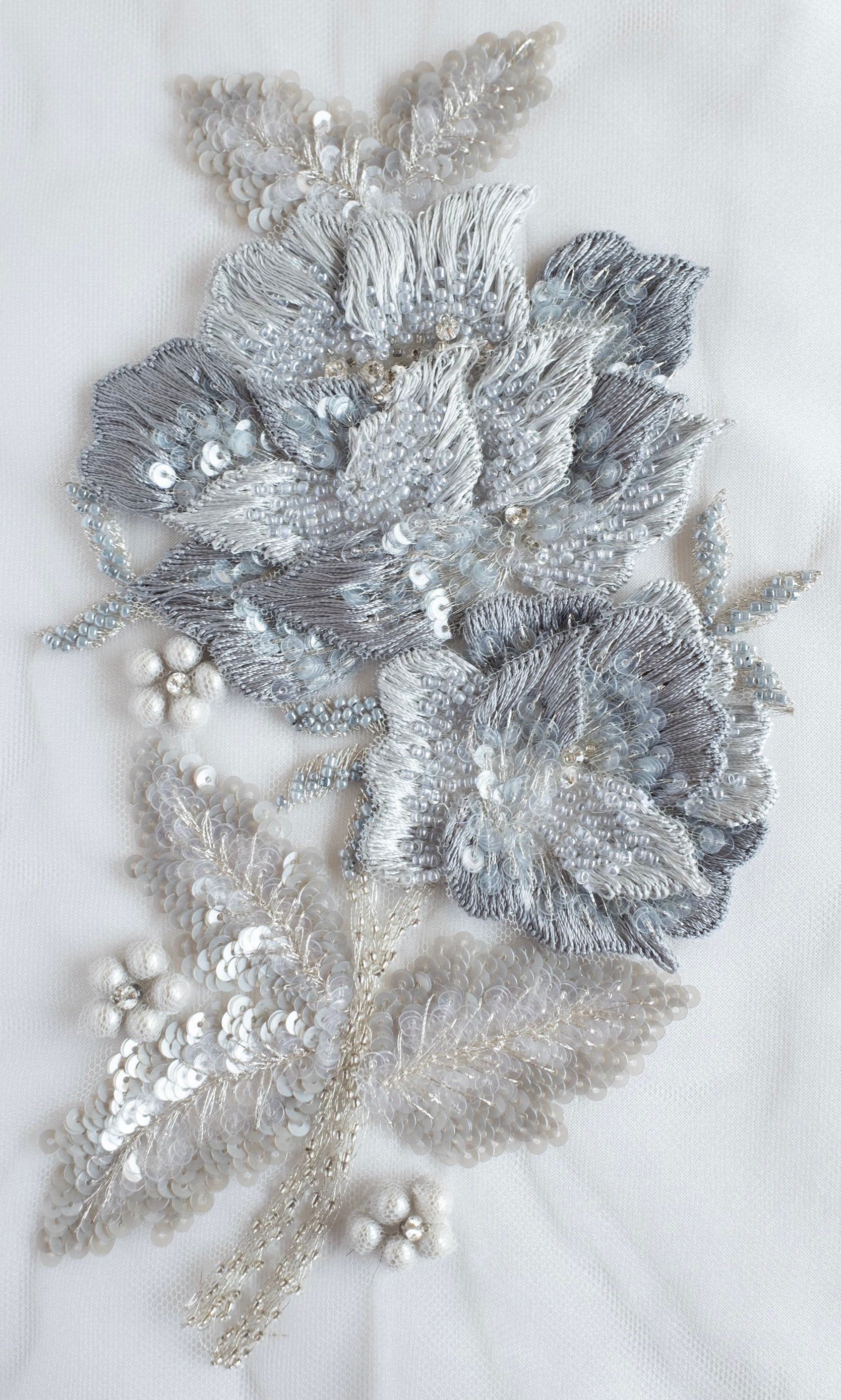 Perlen Motiv | Hand Bestickt Appliqué in Grau Mit Silbernen Akzenten von HandmadeByExotica