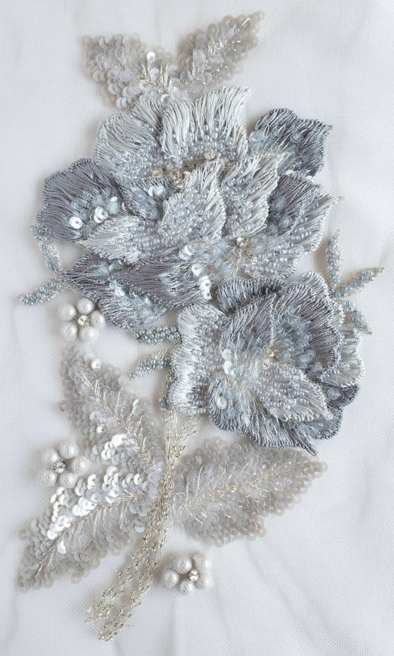 Perlen Motiv | Hand Bestickt Appliqué in Grau Mit Silbernen Akzenten von HandmadeByExotica