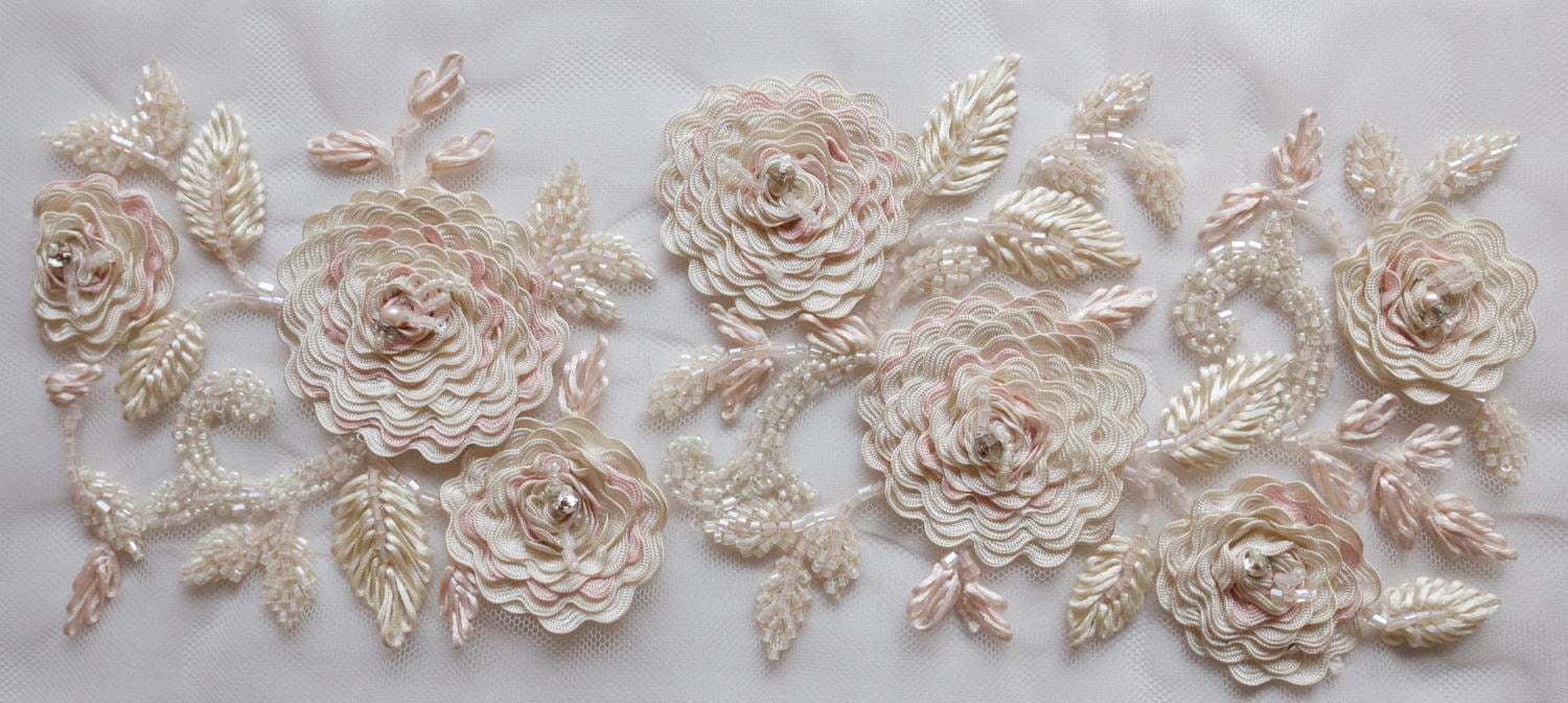 Trim Mit Handgefertigten Zerknitterten Band Blumen Und Satin Blätter Trim Mit Handgefertigten Zerknitterten Band Blumen Und Satin Blätter von HandmadeByExotica