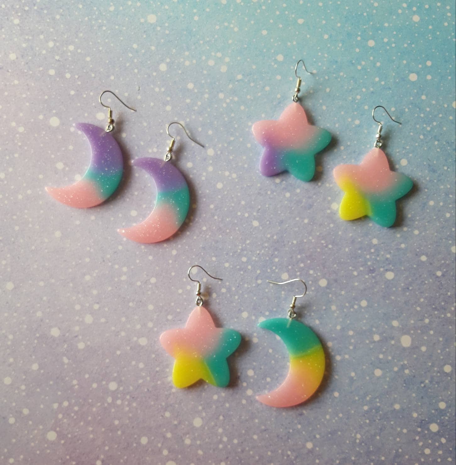 Pastell Mond Und Sterne Ohrringe. Schrullig Süß Lustig Kawaii Kitsch Handgemachte Ohrringe Pastell Mond Und Sterne Ohrringe. Schrullig Süß Lustig Kawaii Kitsch Handgemachte Ohrringe von HandmadeByGlenda