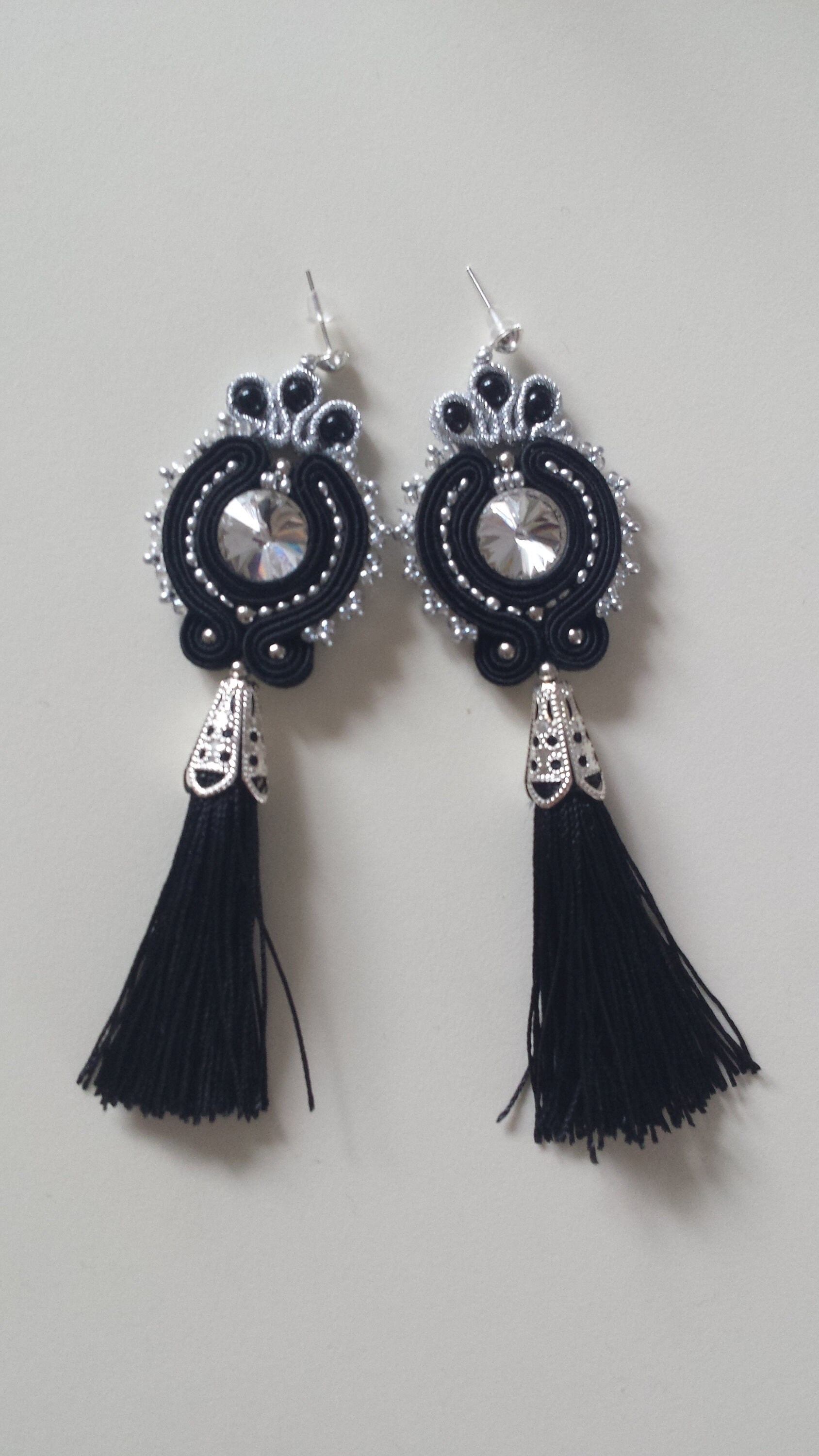 Schwarze Ohrringe, Quaste, Lange Ohrringe von HandmadeByKatyka