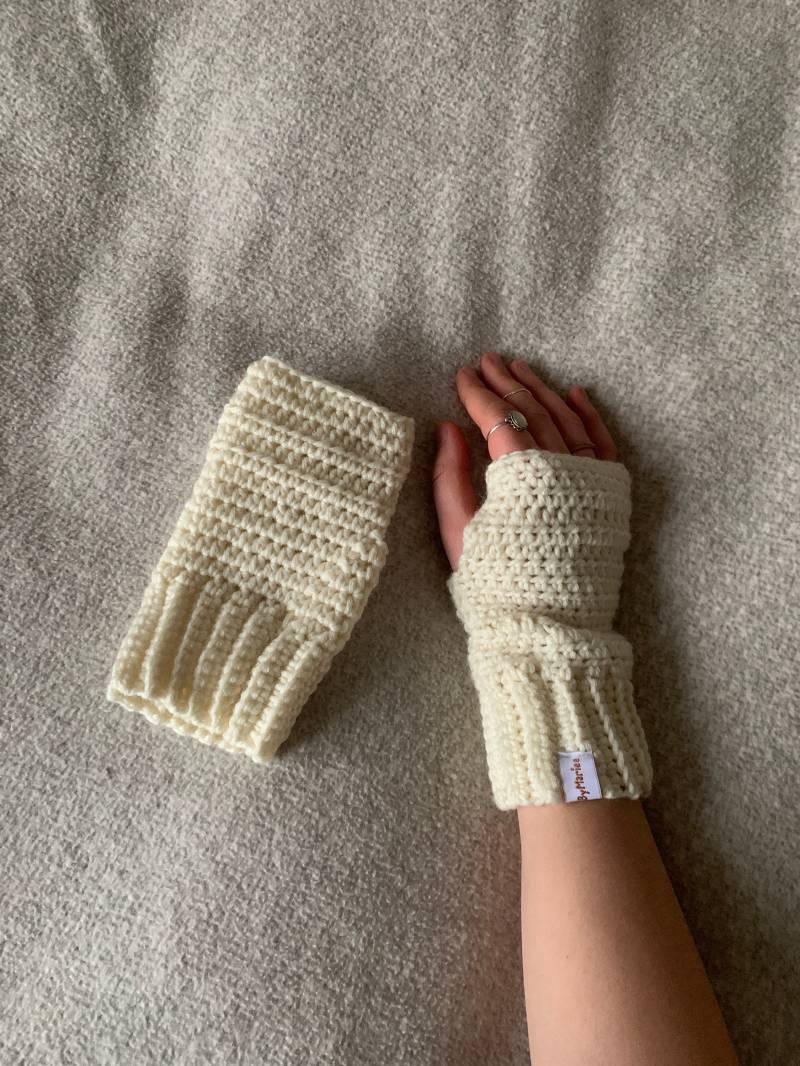 Gehäkelte Handwärmer, Pulswärmer, Fingerlose Handschuhe, Armstulpen, Crochet Handwarmers, Fingerless Gloves, Wrist Warmers von HandmadeByMariiee