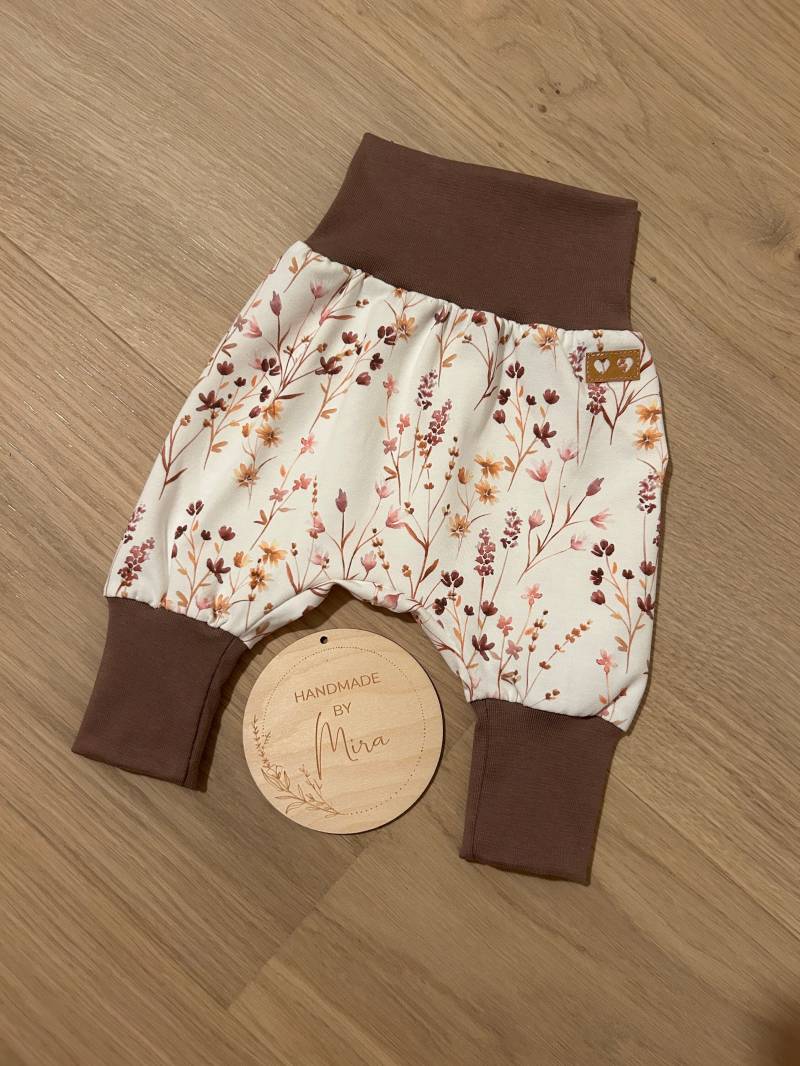 Baby Handmade Pumphose Hose Mitwachshose Mit Bündchen Geschenk Geburt Ostern Taufe Jersey von HandmadeByMira2