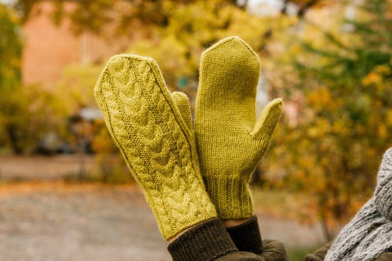 Limette Grüne Handschuhe, Alpaka Wolle Zopfmuster Klobige Warme Herren Winter Handgestrickte Damen Herbst Handschuhe von HandmadeByRasa