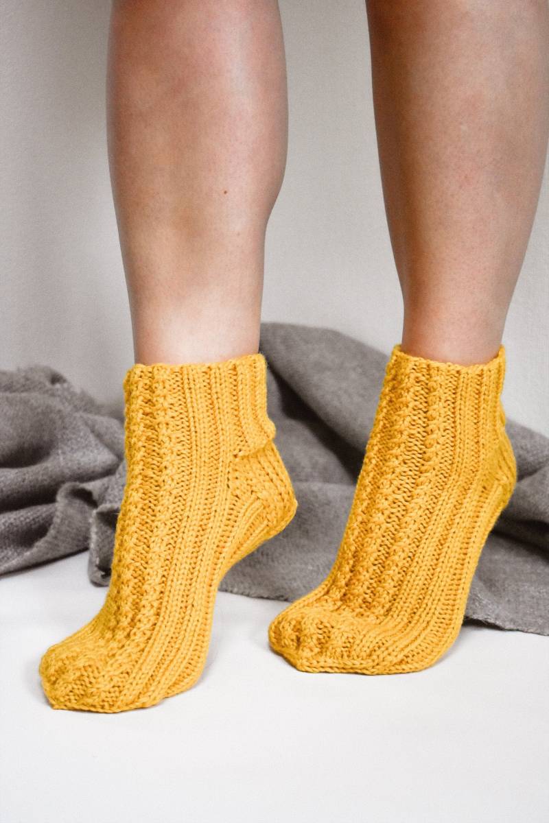 Socken Aus Merinowolle in Gelb, Slipper Mit Zopfmuster, Wollbettsocken, Stricksocken Für Männer, Viertelsocken von HandmadeByRasa