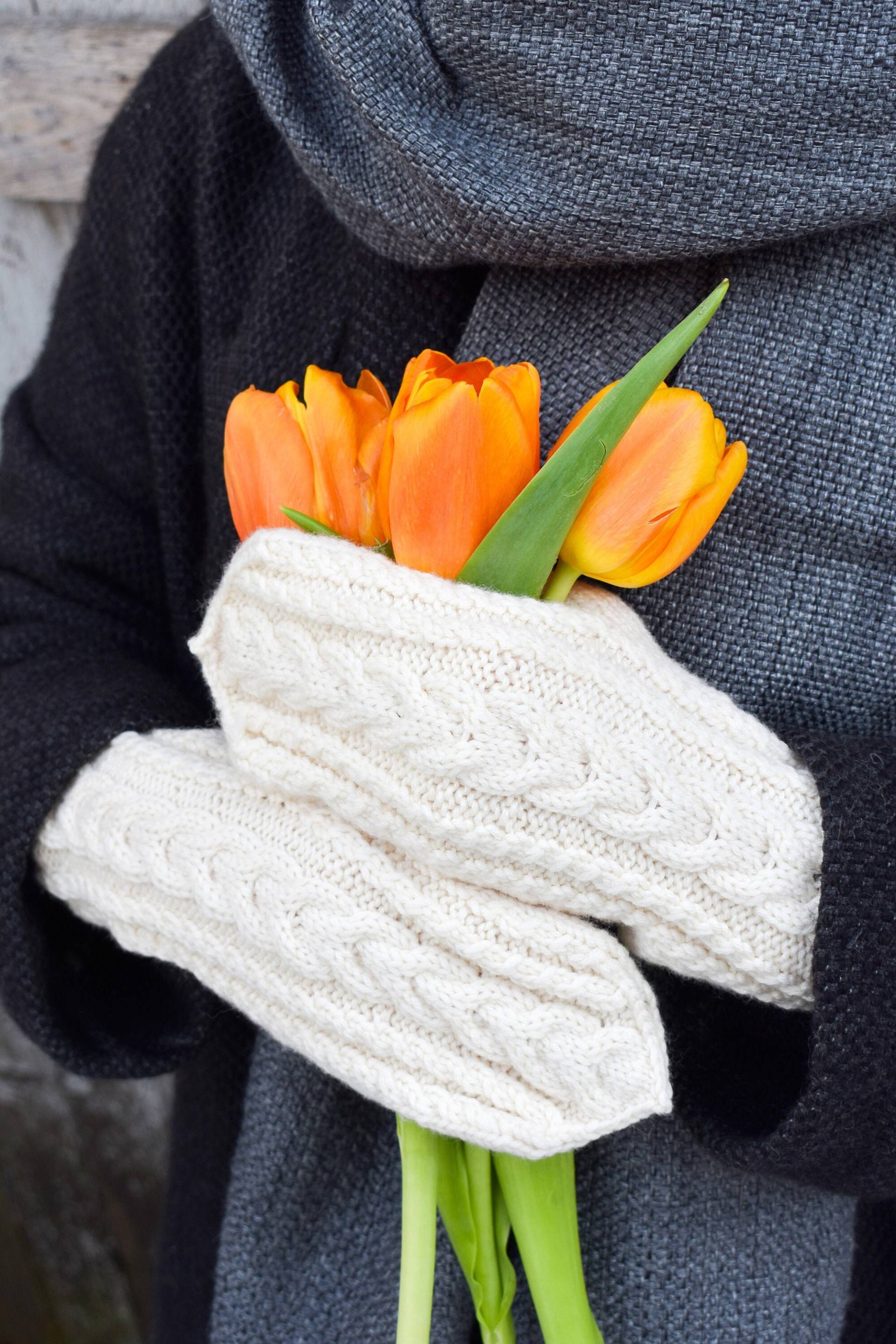 Weiß Gestrickte Handschuhe Mit Zopfmuster/100% Alpakawolle Armstulpen Für Frauen Und Männer Made To Order von HandmadeByRasa