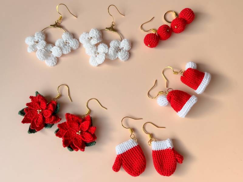 Handgemachte Gehäkelte Ohrringe - Weihnachtskollektion | Weihnachtsfäustlinge, Weihnachtsmannmützen & Weiße Blumenreifen von HandmadeByRuru
