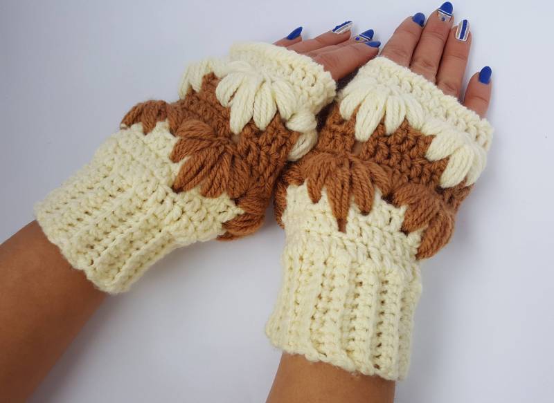 Herbstmode Handschuhe, Fingerlose Handgestrickte Winterhandschuhe, Handgestrickt, Hellgelb Und Braun von HandmadeBySevdalina