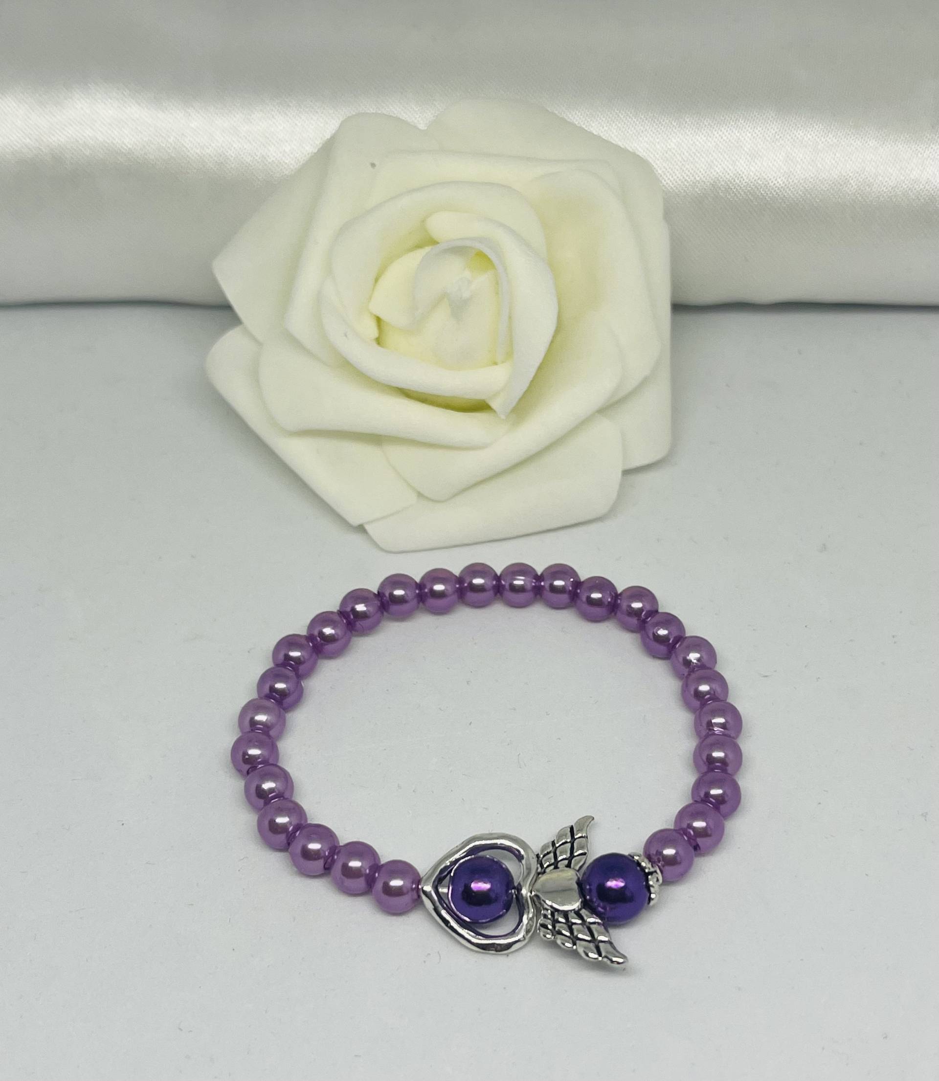 Perlenarmband in Lila Mit Acrylperlen Und Schutzengel Perlenarmband in Lila Mit Acrylperlen Und Schutzengel von HandmadeBySimone86
