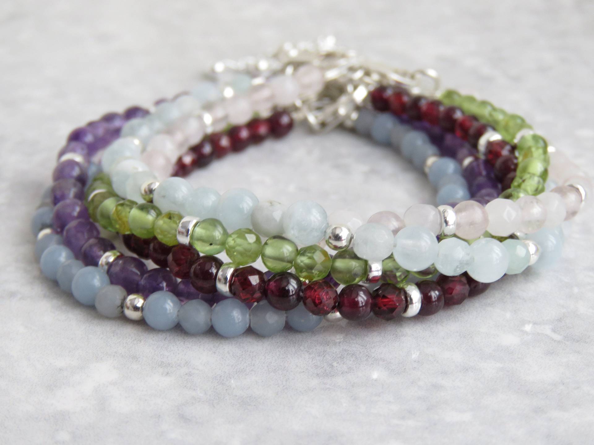 Stapel Edelstein Armband. 925 Sterling Silber Wählen Sie Ihre Edelsteine Rosenquarz Angelit, Aquamarin, Roter Granat von HandmadeBySo