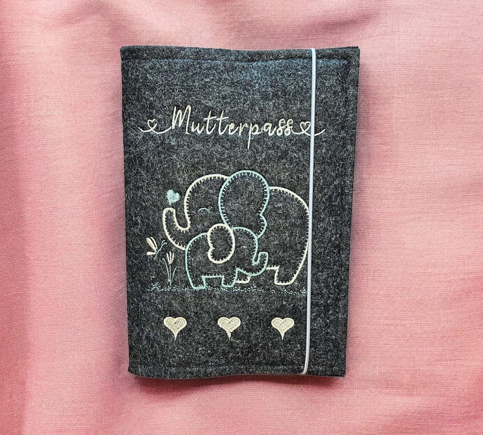 Mutterpasshülle Gestickt Mit Muster Und Schriftzug, Schutzhülle Für Die Dokumente in Der Schwangerschaft, 100 % Selbst Hergestellt Mutterpasshülle Gestickt Mit Muster Und Schriftzug, Schutzhülle Für Die Dokumente in Der Schwangerschaft, 100 % Selbst Hergestellt von HandmadeBySonnie