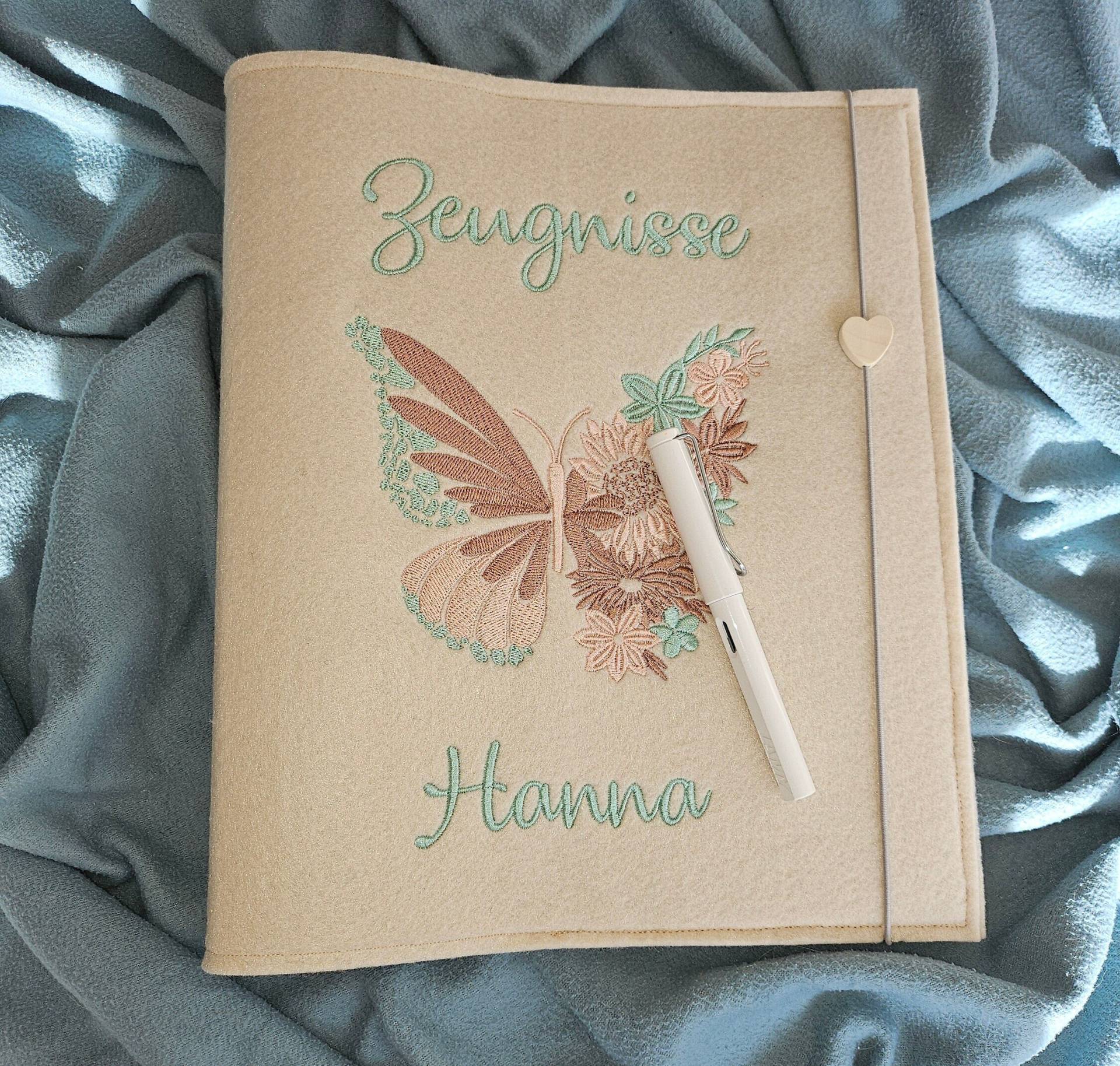 Zeugnismappe Gestickt, Schmetterling Und Schriftzug, Personalisiert, Schutzhülle Für Dokumente, 100 % Selfmade, Viele Farben, Extra Stabil Zeugnismappe Gestickt, Schmetterling Und Schriftzug, Personalisiert, Schutzhülle Für Dokumente, 100 % Selfmade, Viele Farben, Extra Stabil von HandmadeBySonnie