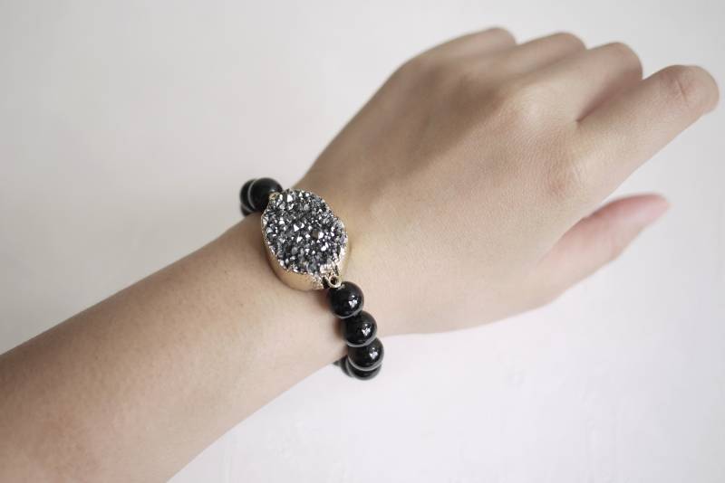 Druzy Stretch Armband, Kristall Rohes Onyx Perlen Frauen Edelstein Armband von HandmadeByVermeer
