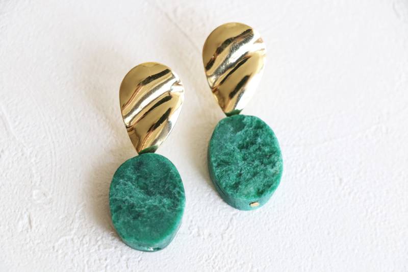 Fuchsite Ohrringe, Rohe Kristall Grüne Edelstein Quarz Ohrhänger Frauen von HandmadeByVermeer