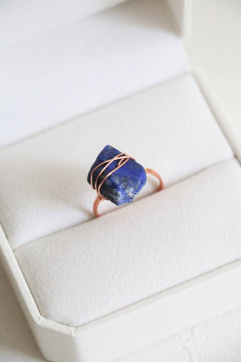 Lapis Lazuli Ring Kristallring Für Frauen Natursteinring Kristallquarzring Geburtssteinring Roher Wire Wrap von HandmadeByVermeer